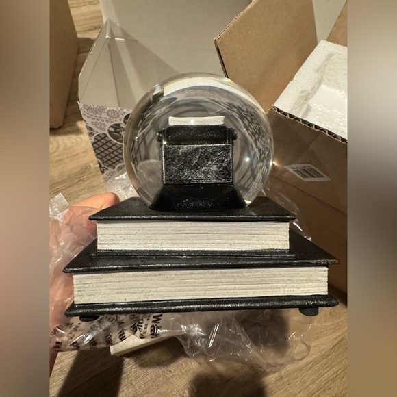 TAYLOR SWIFT THE TORTURED POETS DEPARTMENT SNOWGLOBE - Picture 10 of 16